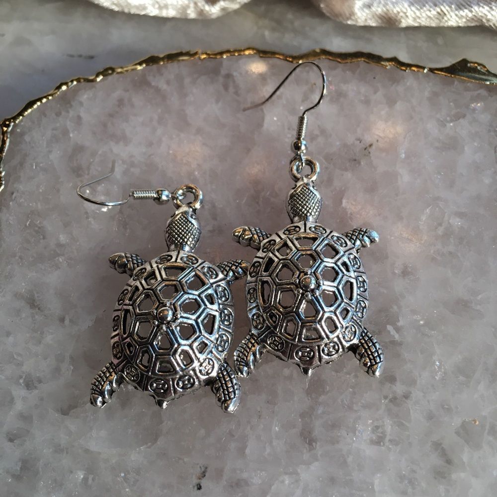 ADORABLE SILVER Plated Turtle Earrings!